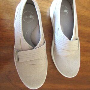 Bzees Women's Light Khaki Niche III Washable Flats Silver Shimmer Siz 6.5 Med